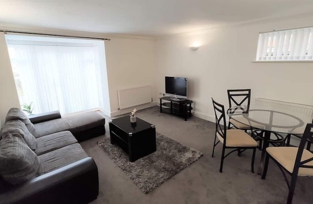 ⭐ One bedroom ground floor apartment, free parking 🚗