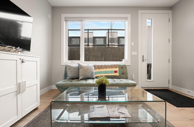 One Bedroom home, Central Hillhurst, Sleeps 3, Insuite Laundry