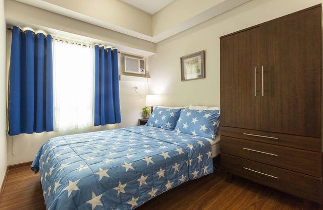 Ein Schlafzimmer / Büro mit Parkplatz in Makati
