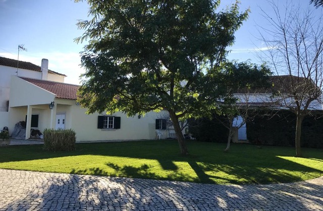 One bedroom house with shared pool enclosed garden and wifi at Alcanhoes