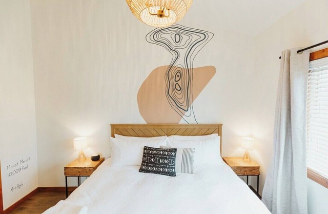 One-Bedroom King Deluxe Suite with Full Kitchen and Washer/Dryer in the Heart of Kalispell, MT