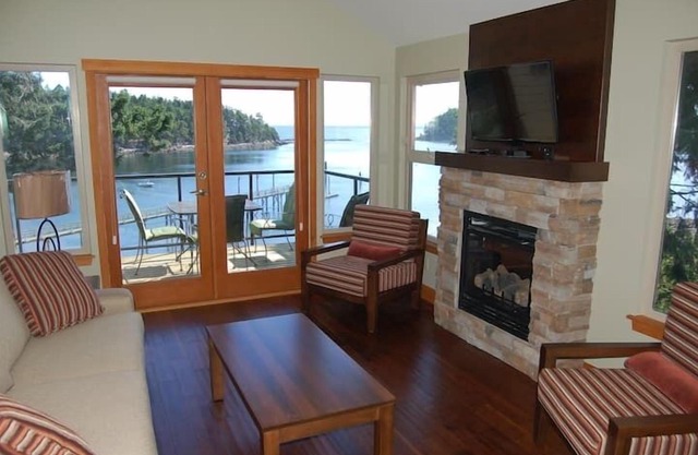 Mayne Island Resort - Waterview Villa 1