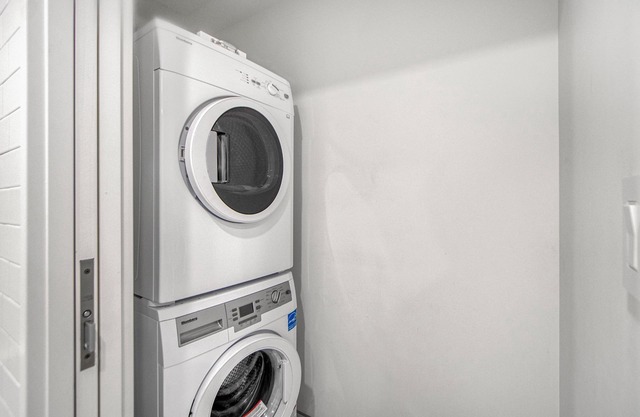 One bedroom on 17 ave. Stampede grounds