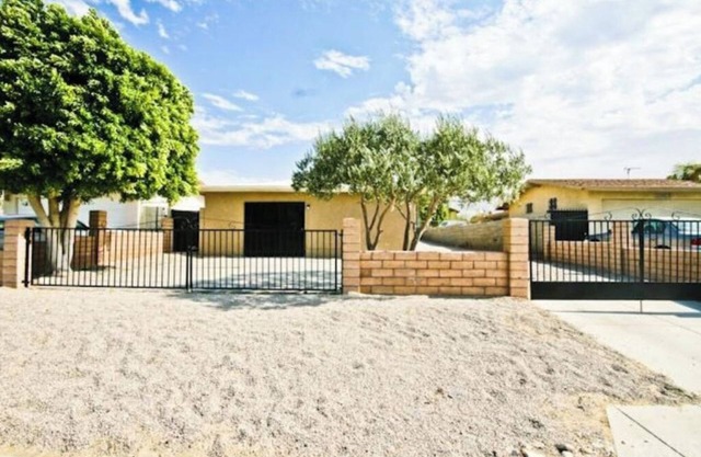 One bedroom house quiet and comfy with accommodations for up to four people