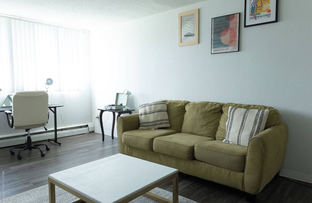 One bedroom W/fitness Room & Swimming pool W/Discounted Rental car