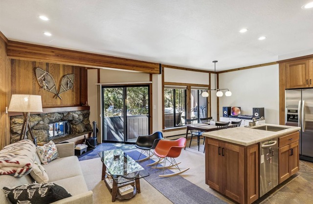 Updated One Bedroom walking distance to Palisades Tahoe!