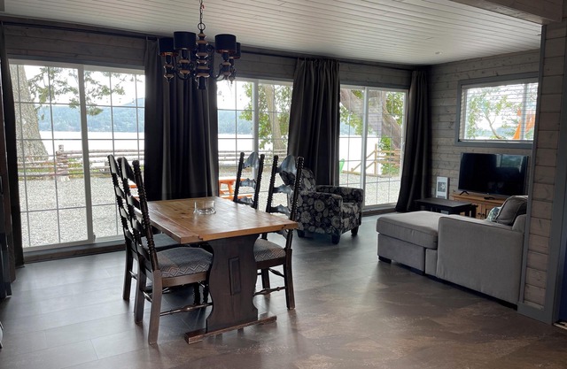 One Bedroom Waterfront Cottage with Beach Access - Sleeps 4