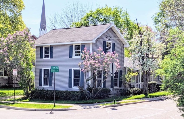 One block from Main Street, free parking, pets allowed