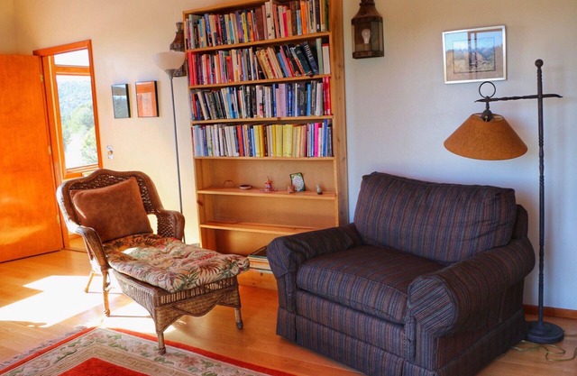 Eine Cozy BR und eine separate große BR, die auf einem Deck mit Blick auf die Berge öffnet