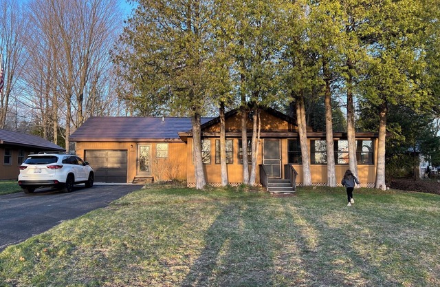 One Cozy Cottage- Wake Up to Birdsongs and Blossoms - Minutes from Arcadia Bluffs!