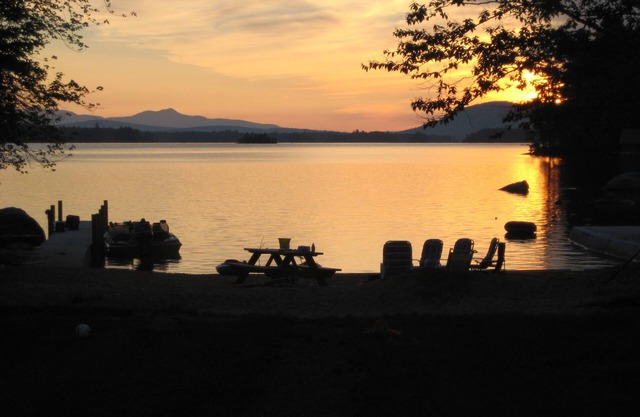 Zwei Häuser mit privatem Strand und Docks am Squam Lake