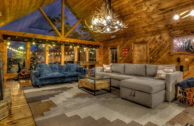 One Level, fire pit, hot tub, 3 acres, peloton!