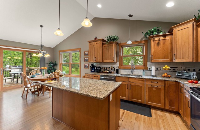 One Level Retreat 10 min to Mayo: Power recliner, Jacuzzi tub, Deck w Grill