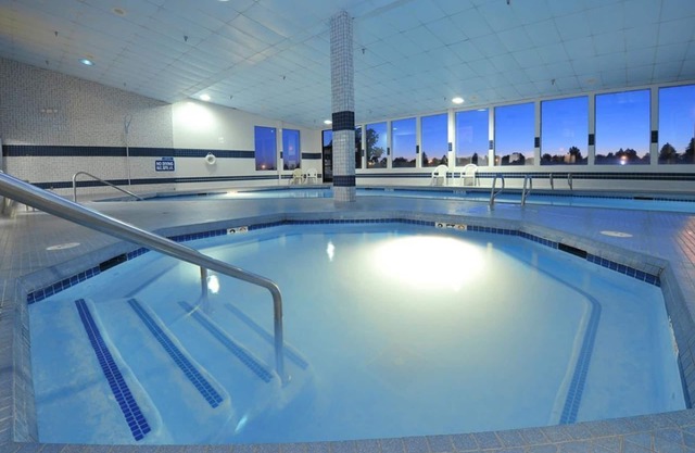 ONE LOVELY KING UNIT! POOL, HOT-TUB, SPA, PARKING!