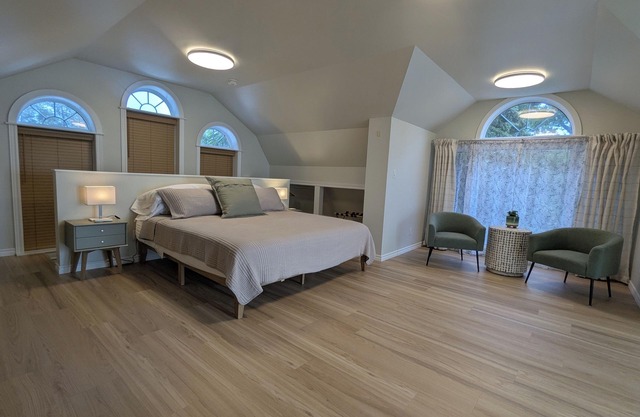 One Main Guesthouse-2 King Suites, 2 Bathrooms, 2 Floors, EV Charging