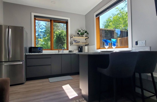 ONE NIGHT STAYS AVAILABLE OCT - FEB WILSEA HIDEAWAY, BEAUTIFUL NANOOSE BAY