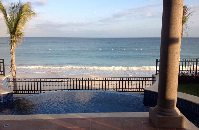 One of a Kind mit 3 Schlafzimmern und ETW am Strand in Luxury Resort Complex