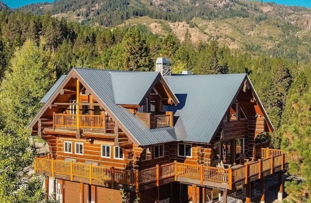 ONE OF A KIND, PICTURESQUE, CEDAR LOG CABIN FOR THE WHOLE FAMILY