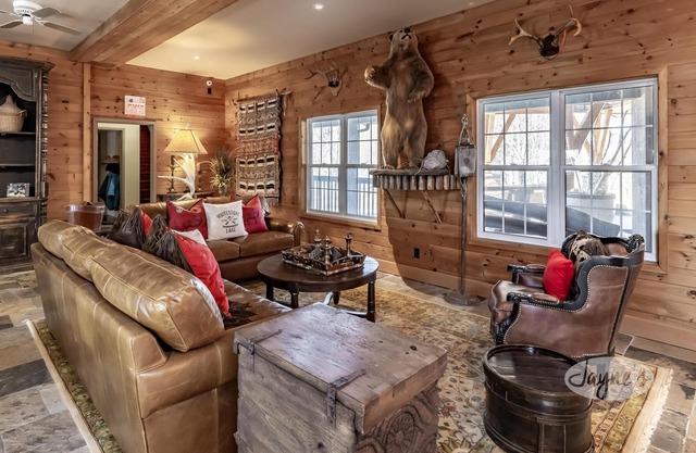 One-of-a-kind resort on Whitestone Lake - 14 bedrooms!