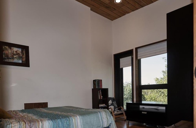 Einer der freundlichen LakeFront Cottage Home mit herrlichem Blick auf den See, riesige Deck