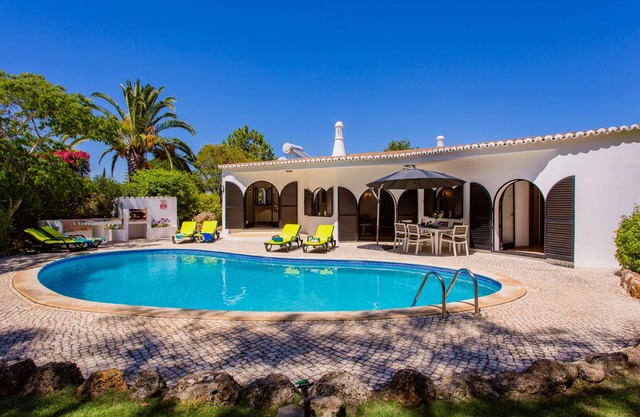 Sweet, 3 bedroom villa near restaurants and a short drive to Carvoeiro