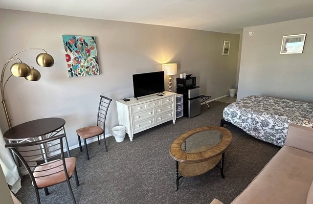 One Queen bed studio with WiFi, smart TV and AC in welcoming Fillmore.