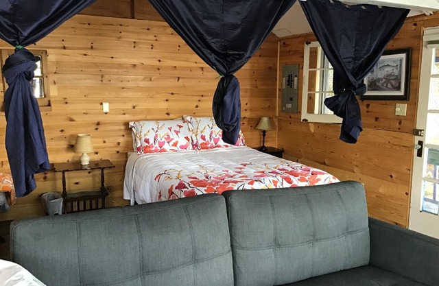 One room cabin, kitchenette, king bed, washroom with shower