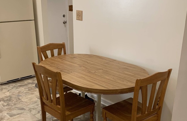 One room in a 3bedroom townhouse with a share bathroom.