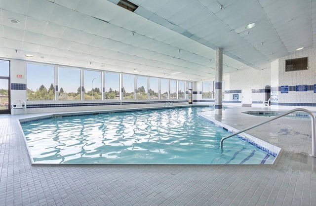 ONE SPACIOUS KING UNIT! POOL, HOT-TUB, SPA, PARKING!