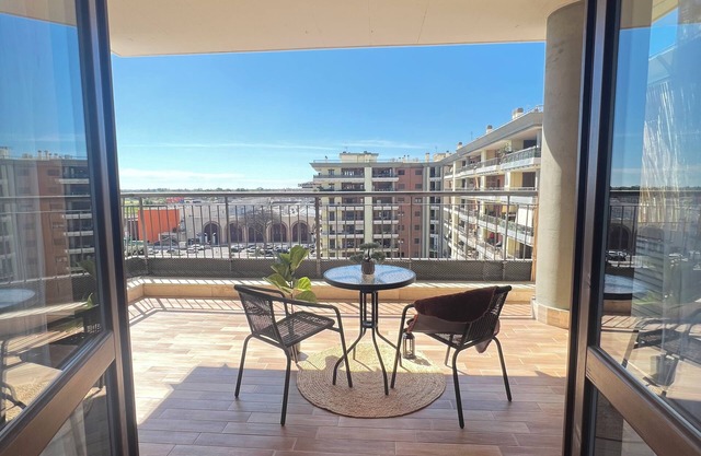 One stop away from FCO Airport and Fiera di Roma. Complete with all amenities