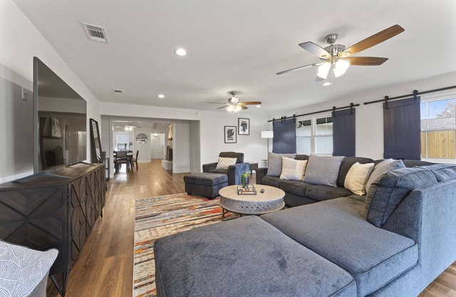 One Story Home Away From Home 3BR/2Baths With Family Ready Full Kitchen