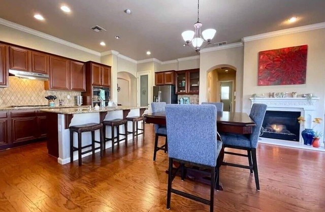 One Story, Pet & Family Friendly, Fireplace