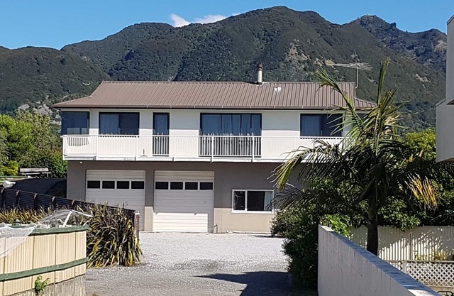 Only steps from the beach. Roomy, relaxed family fun. Good old Kiwi bach.