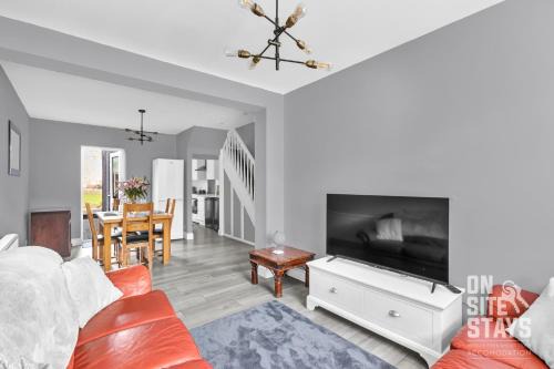 OnSiteStays - Large 3 bedroom, 2 bathroom, driveway, Garden, Sleeps 6 Comfortably