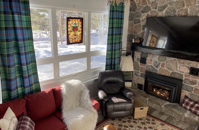 Ontario’s HIDDEN GEM! Cozy chalet in sought after Hidden Valley Highlands