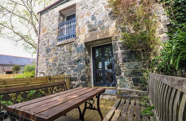 OOFOO’S BARN, pet friendly, character holiday cottage in Mullion