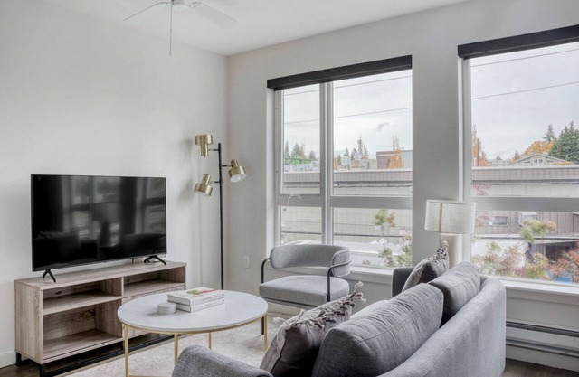 Open Ballard Studio w/ Lounge & W/D, nr Dining & Bars, by Blueground