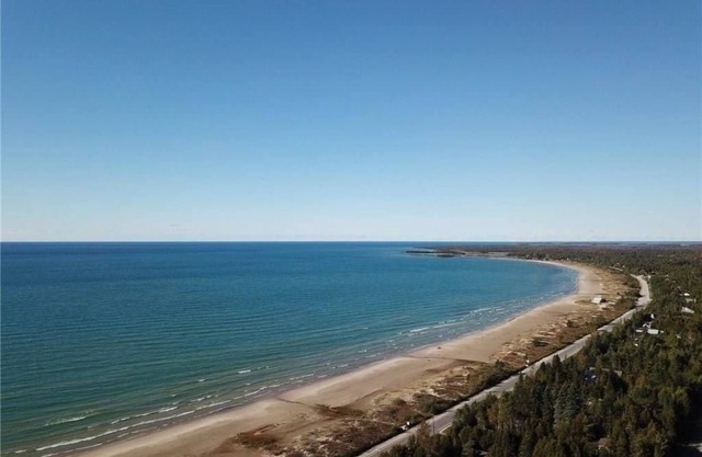 Open Concept 2 Bedroom Cottage Close To The Beach