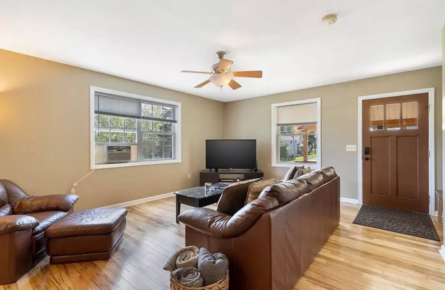 Open Concept /Spacious/ Private /Modern /Hardwoods