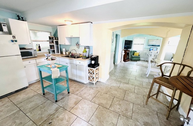 Open, ground level bungalow-just minutes from the beach