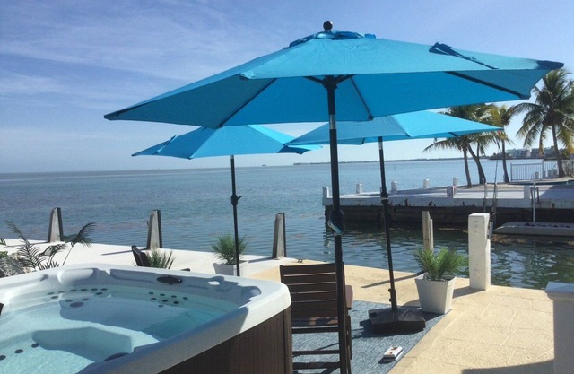 Open Ocean View, Private Hot Tub, Ice Machine, Moor 26' Boat!