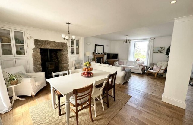 Open plan country cottage with wood burner near beaches