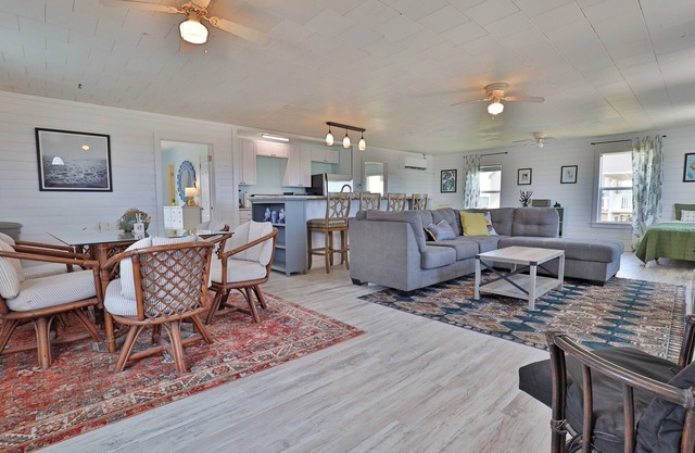 Open plan house w/ close Beach Access & both Ocean & Bay Views