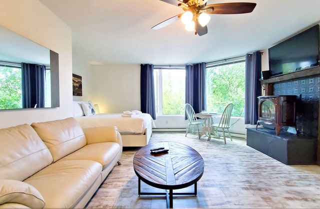 Open Plan Living Area | 2 Q Beds | Full Kitchen | Bright & Airy