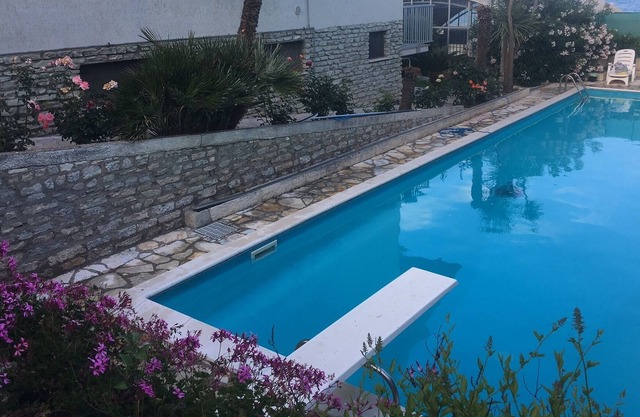 Freiraum von 65 Quadratmetern mit einem Pool 50 Meter vom Meer entfernt