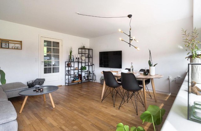 Oplev Lys & Liv i Nørresundby: Charmerende Havelejlighed med Gratis Parkering!