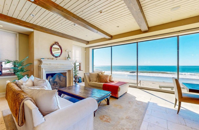 Opulent oceanfront house in Mussel Shoals with rooftop deck & retractable walls