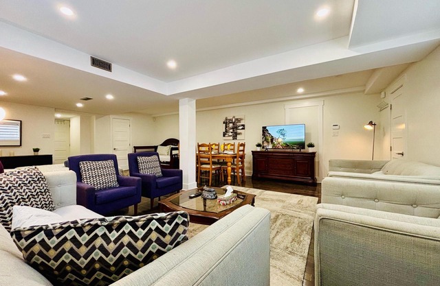Opulent Studio - Semi Basement