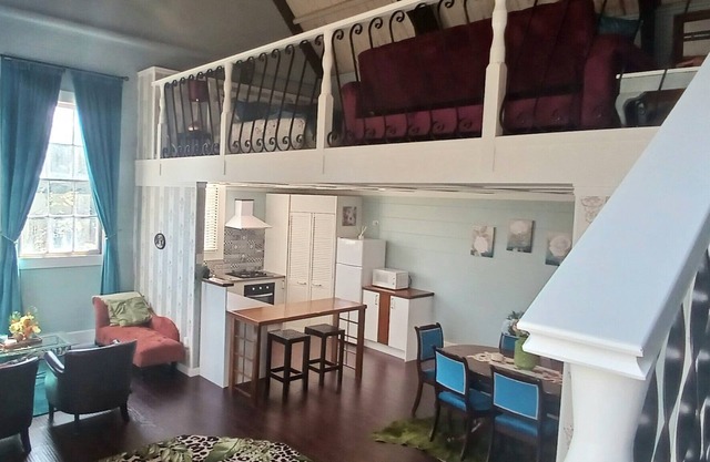 Opulent1-Bdr elegant Guest-Wing at the 150-yr-old Aratapu School House