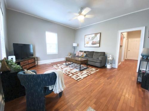 Orange Crush Cottage- Downtown Beaches & Dining